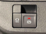 指先だけで簡単に操作が可能な電動パーキングブレーキを採用。「HOLD」スイッチを押すと、渋滞や信号待ちなどでブレーキペダルから足を離しても、ブレーキを保持するので安心です