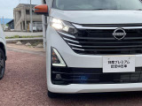 LEDヘッドライトは省電力ですが、純白光で驚くほど明るく夜道を照らしてくれます。さらに解錠操作に応じてLEDポジションライトを点灯させるフレンドリーライト機能を装備。