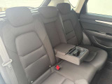 大切な友人を招きたくなる、落ち着きのある快適な後部座席です。A calm and cozy rear seat perfect for your friends.