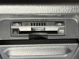 【ETC】高速道路などの料金所における自動料金支払いシステムです。車載器と料金所のアンテナとの間で無線通信を行い、料金を自動で支払うことができます。