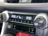左右独立温度コントロールフルオートエアコンです。運転席、助手席それぞれで独立して温度設定ができます。冷え性の方が乗っても安心ですね♪