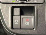 指先だけで簡単に操作が可能な電動パーキングブレーキを採用。「HOLD」スイッチを押すと、渋滞や信号待ちなどでブレーキペダルから足を離しても、ブレーキを保持するので安心です