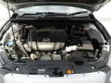 「SKYACTIV-G(ガソリン)」は、規格外の高圧縮を実現し、世界のエンジン技術者に驚きを与えました。さらに、それを維持したままノッキングの発生を抑え、熱効率を向上、走りにも寄与したエンジンです。