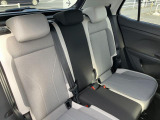 長時間運転でも疲れにくい設計の高品質シートを採用。姿勢が自然に決まり、街乗りから高速道路まで快適なドライブをサポートします。