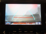 バック時の運転をサポートするバックガイドモニター付