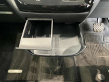 ミニテーブルとしてもカップホルダーとしても使用できる2WEY仕様です!使用しないときは収納できるのでスマートな車内空間を維持できます♪
