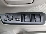 運転席から左右のドアミラーの開閉が可能です♪駐車場でのドアミラーの折り畳みが簡単です♪
