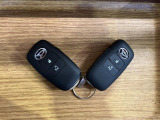 【スマートキー】 スマートキーを携帯していれば、ドアハンドルのボタンを押してロックの解除ができ、パワースライドドア(左側)もワンタッチで開閉できます。