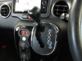 インパネシフトだから視線の移動も少なく足元もスッキリ。運転席もゆったりしているのでゆとりを持ってドライブできますね。