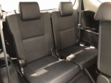 サードシートです。荷物が思ったより多くなった時や、大人数のドライブなど様々なシーンで対応が来ます。片方を畳んで荷物を載せたり、シートアレンジも自由自在。