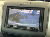 リバースギアに入れるだけで後方の表示へ切り替わります。夜間や雨の日の駐車も楽になりますよ。