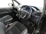 シンプルで使いやすいデザインの運転席です。
