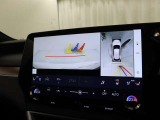 車両の前後左右に搭載したカメラから取り込んだ映像を合成し、車両を上から見た様な映像をナビゲーション画面に表示する事が出来る、パノラミックビューモニター装備