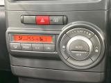 【オートエアコン】一度お好みの温度に設定すれば、車内の温度を検知し風量や温度を自動で調整。暑い&hellip;寒い&hellip;と何度もスイッチ操作をする必要はありません。快適な車内空間には必須の機能ですね♪