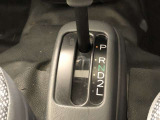 操作しやすいATシフトです。シフトチェンジを気にしなくてよいので運転だけに集中できますね。自然と手に届くところにある、手になじむ形状のシフトノブがいいですね。
