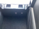 センターコンソールBOX内にUSB端子2個&HDMI端子1個 ミュージックプレーヤー接続でお気に入りの音楽を楽しむことが出来ます♪