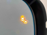 隣接する車線の死角領域を走る或いは急接近する車両を検知、ドアミラーのインジケーターが点灯、車線変更時における安全確認を補助してくれます。