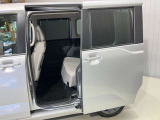スライドドア開口幅が広く乗り降りがスムーズにできます。また大型グリップはお子様やご高齢の方の楽な乗り降りをサポートします。