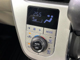 【オートエアコン】一度お好みの温度に設定すれば、車内の温度を検知し風量や温度を自動で調整。暑い&hellip;寒い&hellip;と何度もスイッチ操作をする必要はありません。快適な車内空間には必須の機能ですね♪