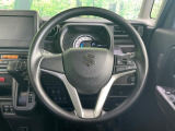 インテリアに合わせたデザインのステアリングは、運転される方のことも考え、運転しやすい形状、大きさです。是非一度、実際に触ってお確かめください。
