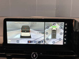 前後左右4つのカメラで、上から見たような映像をお届け、駐車時も安心、アラウンドビューモニター付(肉眼では確認し辛い左前の映像に切り替えることも可能です)。