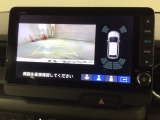 リバースギアに入れるだけで後方の表示へ切り替わります。夜間や雨の日の駐車も楽になりますよ。