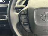 運転中、オーディオの操作をしてて、ハッとしたことはありませんか?ステアリングスイッチは、運転中でもハンドルでオーディオの操作が可能です。安全なドライブをサポートします。