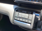 オートエアコンで、毎日のドライブを快適に。温度、風量を自動で調整し、理想的な車内環境を提供します。
