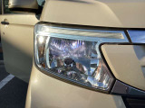 【LED・HIDヘッドライト】 ハロゲンヘッドライトに比べて大光量で、遠方視認性を向上させてくれる為、悪天候や夜間の運転をより安全にサポートしてくれます