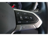 ハンドルは前後、上下で調節することができ、運転される方の好みに合わせて動かすことができます。ハンドルリモコンもついておりますので、運転したままでもオーディオ類を操作できます。