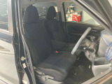 運転席、助手席です。座面も広くゆったりと座れてアームレストも付いているので重宝します。