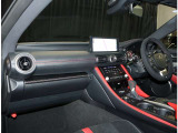 デザインもよく、居心地のよい運転席ですね。分かりやすいスイッチ類ですから操作もしやすく運転をサポートします。