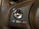 【ステアリングリモコン】ステアリングにオーディオ調節可能なスイッチが装備されていますので運転中でも視線をそらさずにオーディオの調節が可能です!