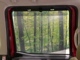 【ロールシェード】日差しや車外からの光が眩しいときにサッと引き出して使える、ロール格納タイプのサンシェードを装備。後席に乗ったお子様がウトウトしだした時など、ぜひご活用ください♪