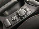 「MAZDAコネクト」コマンダー部 手元を見ることなく操作出来るように左手を自然に降ろした位置に設置。シンプルで使いやすく、機能を覚えやすいボタン配置になっています。
