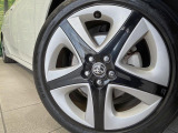 【純正17インチアルミホイール】外観にマッチした純正アルミホイールを装着しております。各種社外アルミホイールや、スタッドレスタイヤも取扱いしております。是非ご相談ください♪