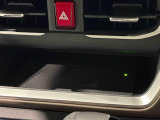手の届くところにスマートフォンが置けるインパネセンタートレイ