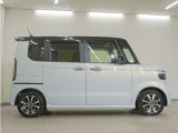 リアには左右スライドドアを採用。狭い駐車場でも開閉しやすく、強風の日でもドアが煽られにくくなっております。小さなお子さまやご年配の方も安心して乗り降りできます。