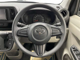 快適な操作性の運転席、ハンドルも綺麗に清掃済みです!もちろん安全を守るエアバッグも装備しているので安心してお乗りいただけます(^^)
