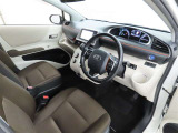 シンプルで使いやすいデザインの運転席です。