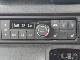 車内環境を自動でコントロールするフルオートエアコン。長距離ドライブも快適です。