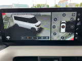 人やクルマがどこから現れるか不安!そんな混雑する駐車場などで、周辺の状況が直感的にわかる立体的映像を表示。クルマの周囲がぐるっと見えるので、安心して発進できます。