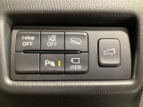 運転席脇のクラスタースイッチ部分にはカメラ切り替えスイッチ、パーキングセンサー、その他走行系スイッチを集中配置しております。