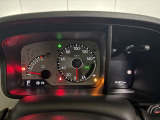 お車の情報が大きく表示されたスピードメーターです。