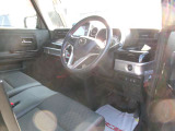 運転席の足元広々としています。
