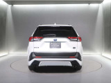 安定感のあるプロポーションのリアビュー。さらに、リアコンビネーションランプの間をつなぐメッキモールがリア全体を引き締めボディ全体のラインのつながりを強調しているんで!