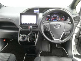 運転席からの視界はこんな感じです☆お気軽にご来店いただき、実際に座って是非お確かめください。ドライバーに寄り添う快適な操作フィールをもたらすステアリングです。
