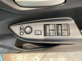 電動格納式リモコンドアミラーと、パワーウィンドウスイッチ等は運転席ドアにあります。
