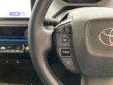 運転中、オーディオの操作をしてて、ハッとしたことはありませんか?ステアリングスイッチは、運転中でもハンドルでオーディオの操作が可能です。安全なドライブをサポートします。