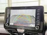 【バックガイドモニター】車両後方の映像をナビ画面に表示し、駐車などの後退操作をサポートします。